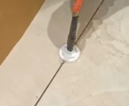 志丹瓷砖空鼓维修公司专业解答瓷砖在铺贴过程中，如果没有涂抹均匀到位的粘结材料（如水泥砂浆或瓷砖胶），可能会导致以下问题